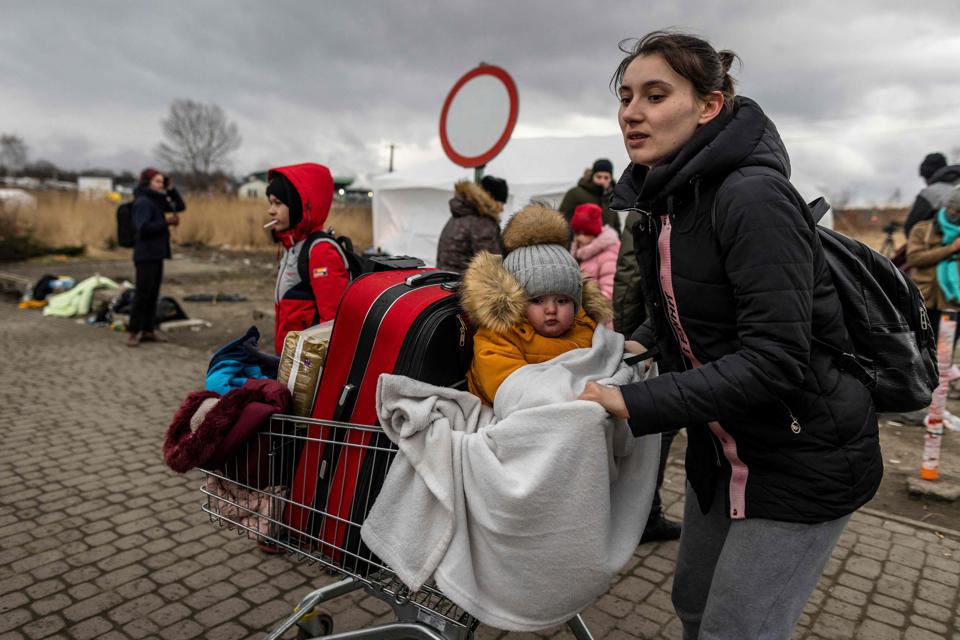 Cidadaos ucranianos chegam a fronteira de pedestres de Medyka na Polonia em 27 de fevereiro de 2022